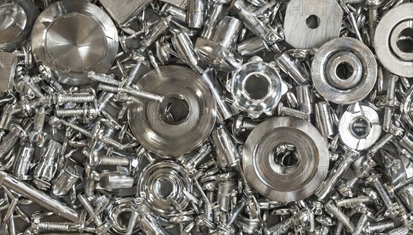 Metal, material, components, bolts and screw connections made of stainless steel
