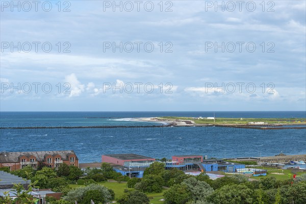 View from the upper land to the Helgoland dune, in the lower land the spa centre and seawater