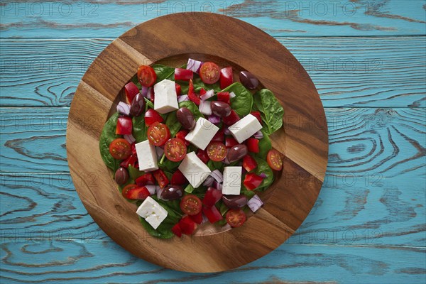 Cheese salad with tomatoes spinach and kalamata olives