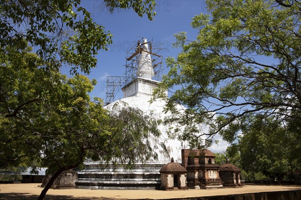 Sri Lankan workers at the Kiri Vehera stupa in the ruined city of Polonnaruwa, Central Province,
