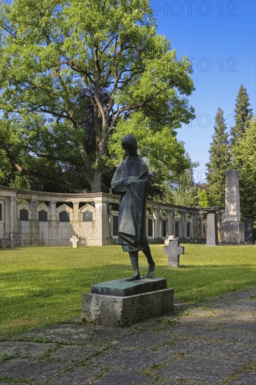 Unter den Linden cemetery, large memorial complex for the victims of the two world wars, bronze