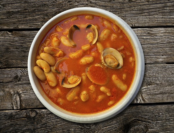 Fabes con almejas beans with clams recipe from Asturias in Spain