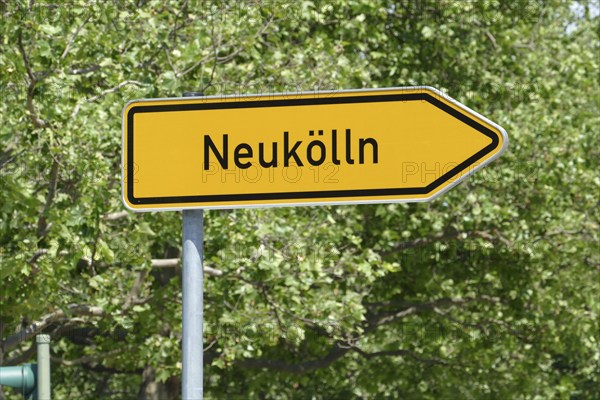 Street sign with the inscription: Newkölln (Neukölln), the district of the same name in Berlin
