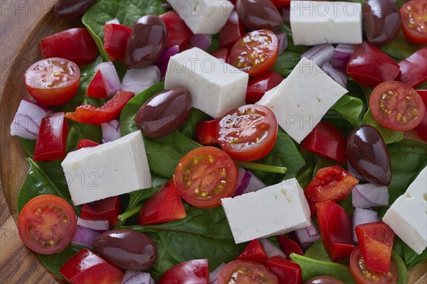 Cheese salad with tomatoes spinach and kalamata olives