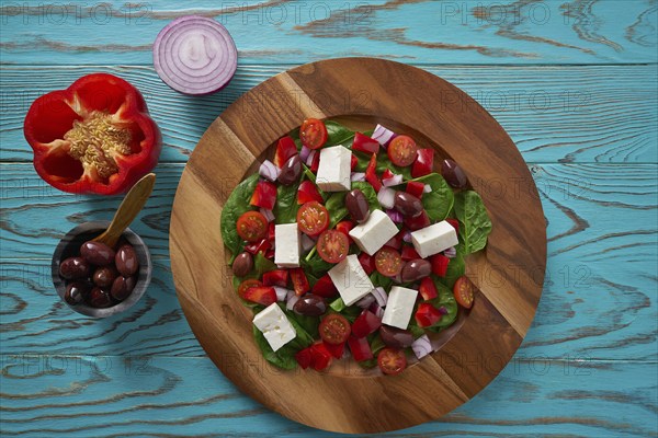 Cheese salad with tomatoes spinach and kalamata olives