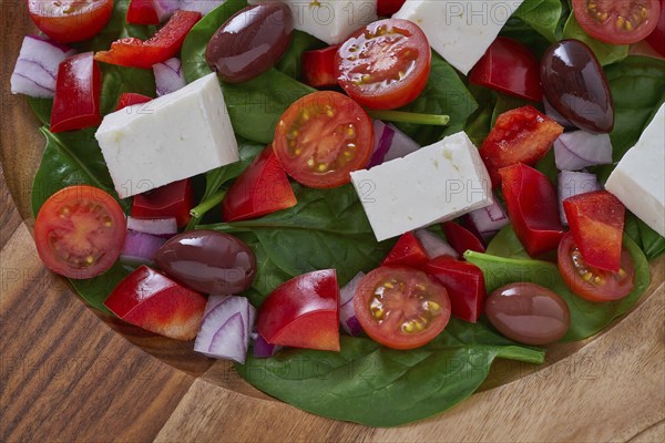 Cheese salad with tomatoes spinach and kalamata olives