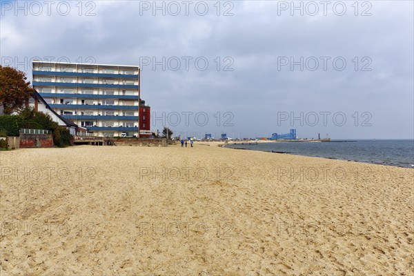 Empty beach with view of the ferry port, houses, autumn weather, Wyk auf Föhr, Insel Föhr,