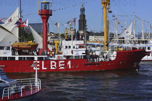Europe, Germany, Hamburg, Elbe, view across the Elbe to the St. Pauli Landungsbrücken, St. Pauli