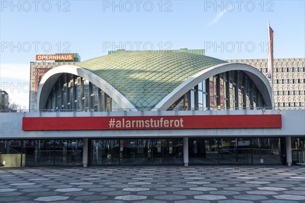 Closed opera house, #alarmstuferot campaign, due to the corona crisis, during the second lockdown,