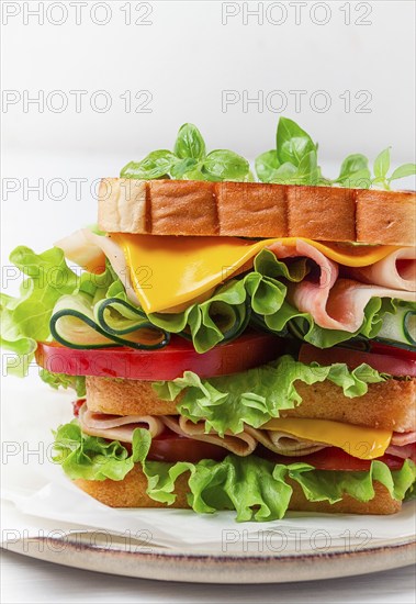 Club-Sandwich, auf einem weißen Tisch, Nahaufnahme, keine Personen, horizontal, hausgemacht