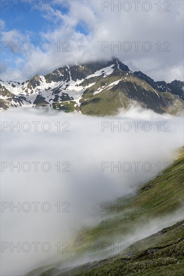 High fog in the valley, mountain peaks above the clouds, summit Hochsteller Berliner Höhenweg,