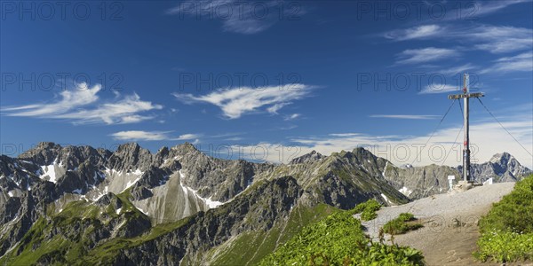 Summit cross on the Fellhorn, 2038m, behind it Schüsser, 2259m, Hochgehrenspitze, 2251m and Walser