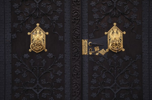 Close-up, historic wooden door to the Römer town hall, door handle, door knocker, gilded, coat of