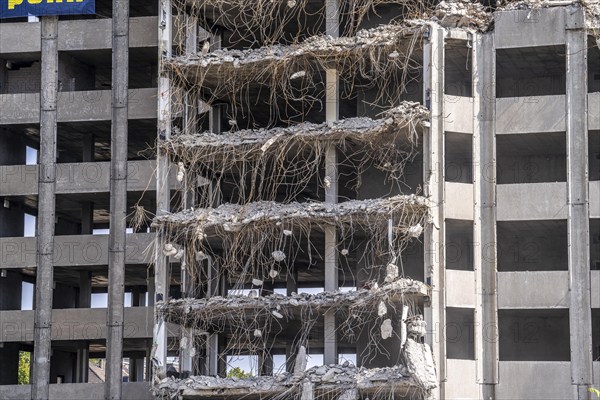 Demolition of a former office building, after complete gutting only the concrete parts of the