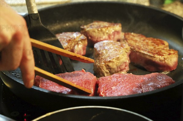 Fry the fillet of beef in a pan