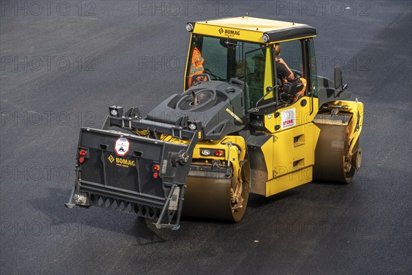 Renewal of the road surface on the A40 motorway between the Kaiserberg junction and Mülheim-Heißen,