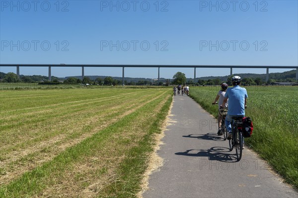 Cycle path in the Mendener Ruhrauen, view to the east towards Mintarder Ruhrtalbrücke, Mülheim an