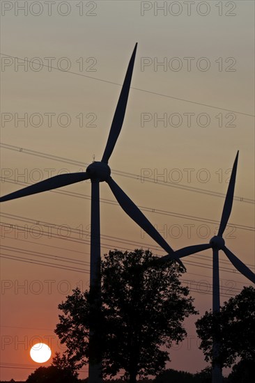 Sunset, high-voltage pylon, wind power plants, Melbeck, Ilmenau municipality, Lower Saxony,