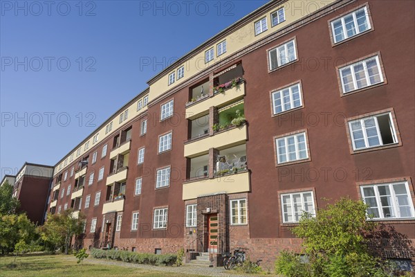Residential building, Birkenwäldchen estate by Richard Ermisch, Genfenbergstraße, Wilhelmstadt,