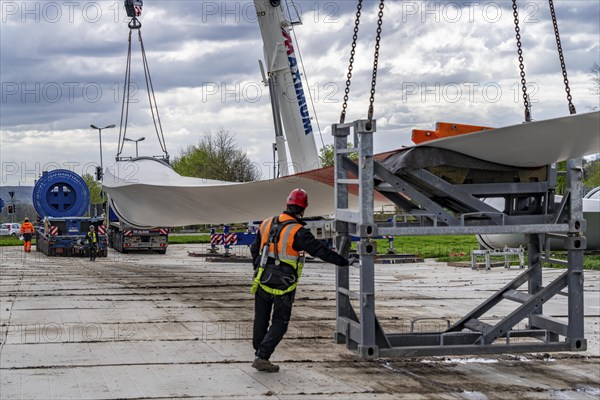 Preparation for the transport of a 68 metre long blade, a wind turbine, with a self-propelled