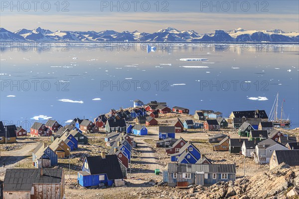 Inuit settlement at fjord in front of mountains, icebergs, sunny, Ittoqqortoormiit, Scoresby Sund,
