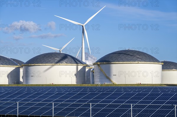 Vopak Solarpark Eemshaven, 19 hectares of solar modules with a capacity of 25 megawatts, around the