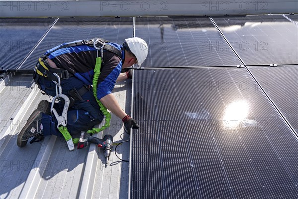 Installation of solar modules on the roof of a commercial enterprise, over 400 photovoltaic modules