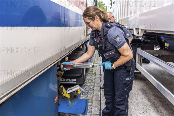 Nationwide checks on motorway traffic in North Rhine-Westphalia, by police and customs, customs