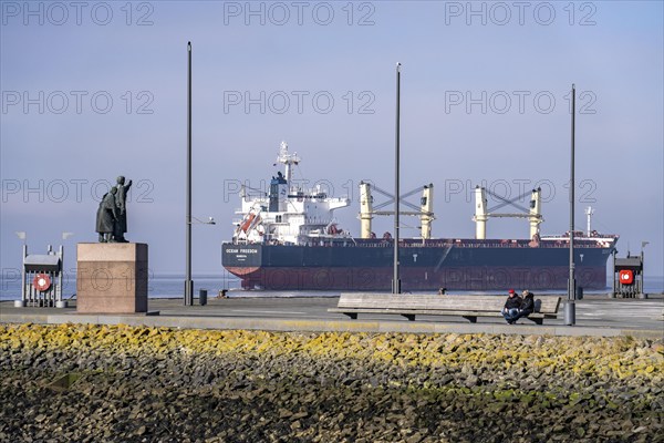 Weser estuary near Bremerhaven, Willy-Brandt-Platz, monument to the emigrants, Seebäderkaje, cargo
