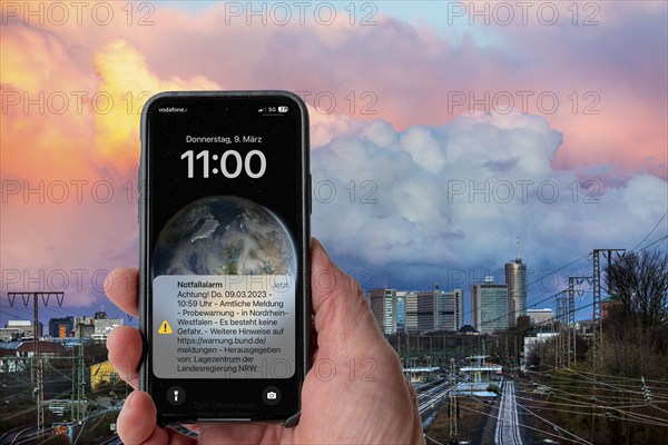 Mobile phone screen when the test alarm is triggered by Cell Broadcast, on the warning day in North