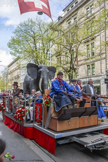 Witikon guild float, parade of historically costumed guild members, Zunft zur Meisen, Sechseläuten