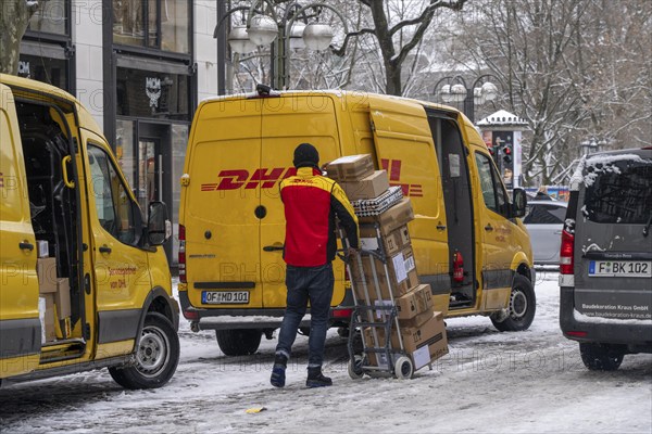 Winter in Frankfurt, DHL delivery vehicles, parcel service, in the banking district, Hesse,