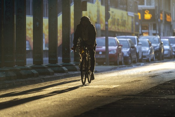 Cyclists in oblique sunlight in November, poor visibility, danger of glare, cycle lane, cyclists