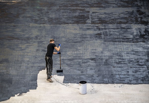 Construction site, application of a bitumen coating to a concrete ceiling, preparation for