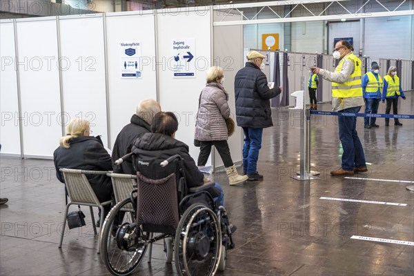 Start in the vaccination centre for corona vaccinations, in a hall of Messe Essen, for people over