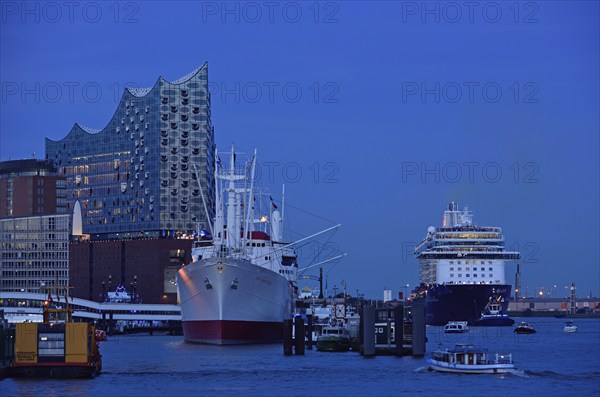Germany, Hamburg, HafenCity, view to Elbe Philharmonic Hall, Hamburg's new concert hall, glass