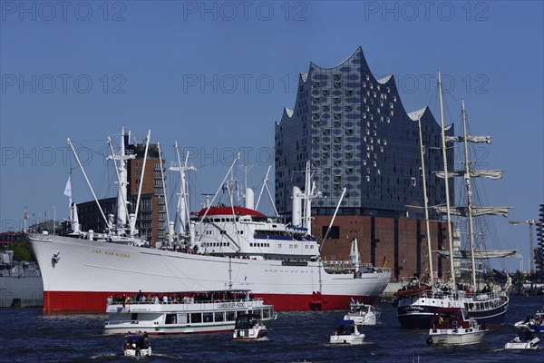Europe, Germany, Hamburg, harbour, Cap San Diego, museum ship, cargo ship, Elbe Philharmonic Hall,