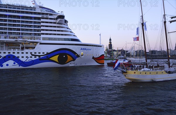 Europe, Germany, Hamburg, Elbe, View across the Elbe to the Michel, Passenger ship AIDAprima,
