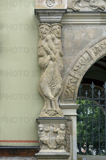 Figures at the entrance portal of the former Fürstenhof, now the district court, Vor dem Fürstenhof