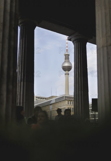 Reading by Ulrike C. Tscharre and live music at the Kolonnaden Bar on Museum Island in Berlin,