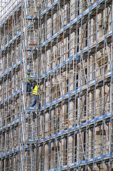 Large construction site, in Düsseldorf, construction of condominiums, shell construction,