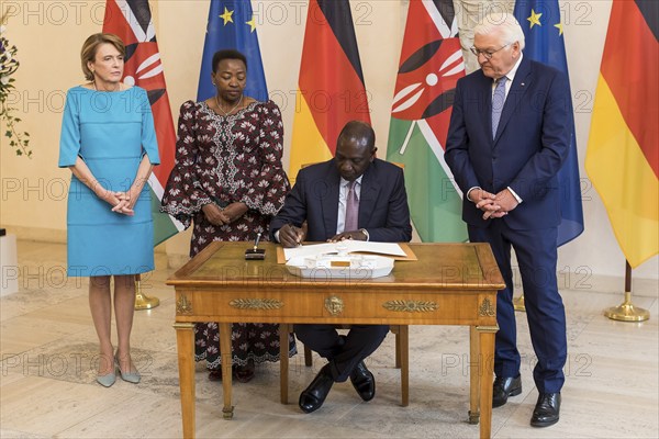 William Samoei Ruto (President of the Republic of Kenya) signing the guest book, behind him Elke