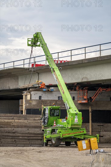 Work on the A40 motorway bridge, Schlachthofbrücke, the bridge piers for the new bridge are already