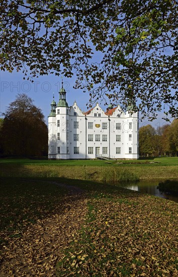 Europe, Germany, Schleswig-Holstein, Ahrensburg, moated castle Ahrensburg, autumn, front facade,