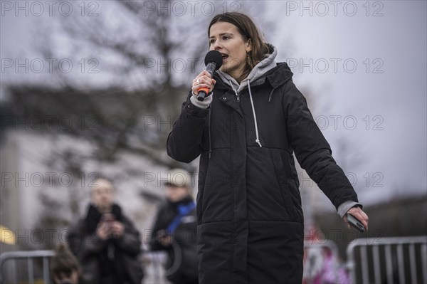 150, 000 people gather around the Bundestag in Berlin to build a human wall against the shift to
