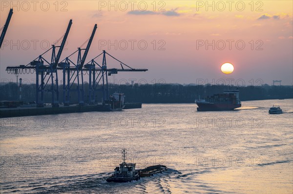 Evening shipping traffic on the Elbe, near Övelgönne, container freighter, feeder ship Ruth,
