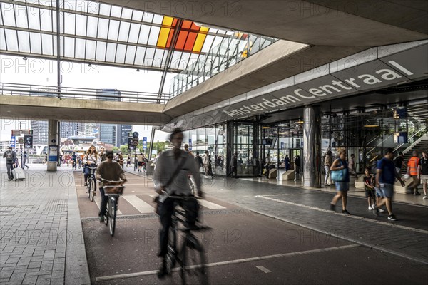 Cycle path, cycle motorway, on De Ruijterkade, at Amsterdam Centraal station, Amsterdam,