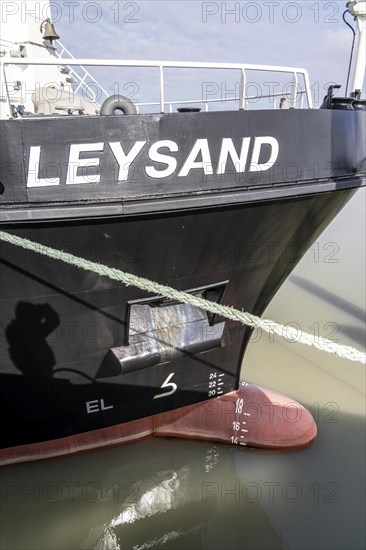Bead bow or bow bead, on a ship, reduces fuel consumption and increases speed, Taylor bead
