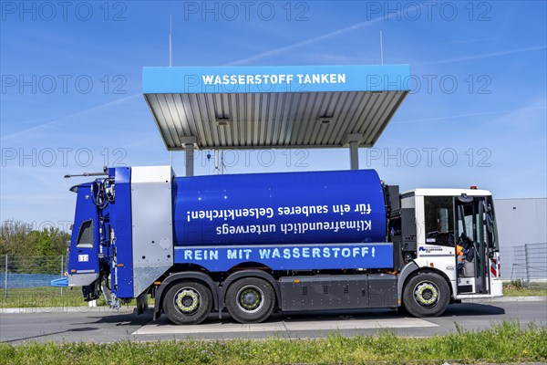 Hydrogen filling station, waste disposal vehicle, refuse truck, from Gelsendienste in