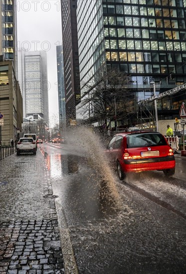 Winter, rainy weather, freezing rain, large puddle, puddle of water, in the city centre, Große